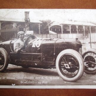 (S2) Foto cartolina Bordino su auto d'epoca Fiat